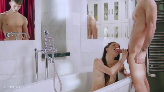 Красивый секс в ванной с худой брюнеткой