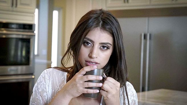 Телка с висячими сиськами трахается в киску с любовником